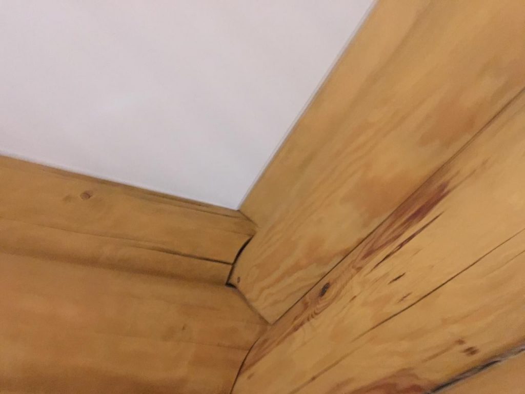 Тканевый натяжной потолок Descor в деревянном доме