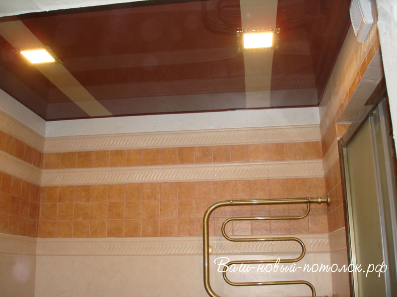  глянцевый натяжной потолок в ванной фото 