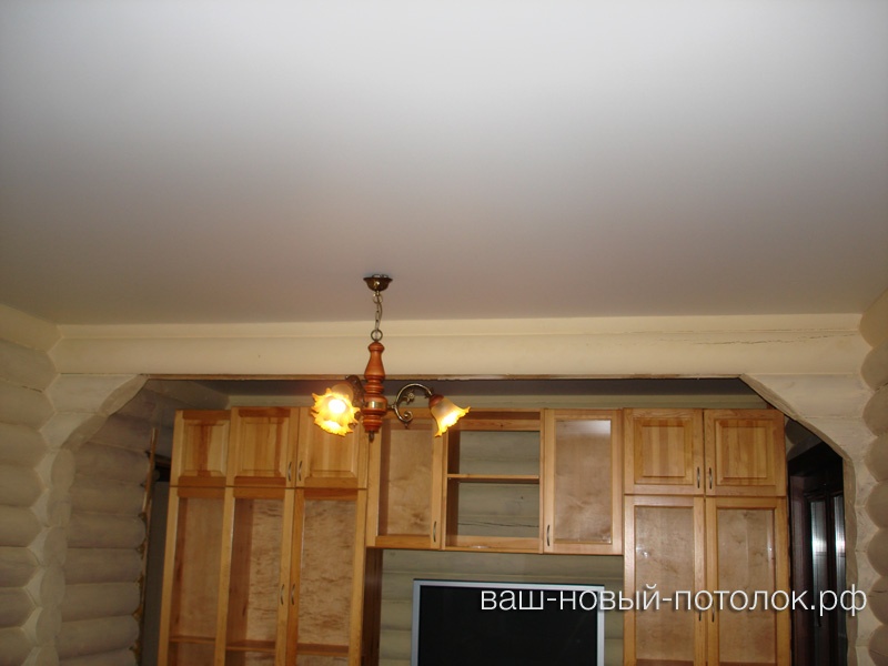 Натяжной потолок ПВХ матовый в деревянном доме, комната 15м2