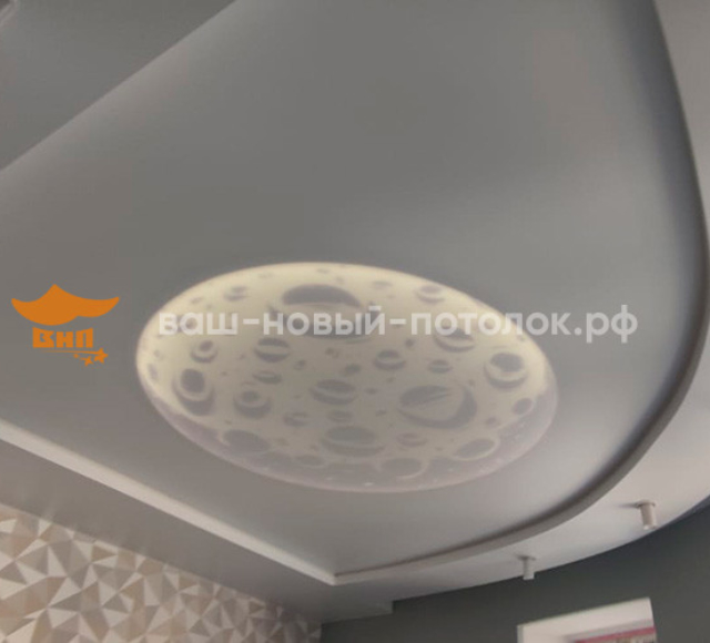 Двухуровневый натяжной потолок с фотопечатью и светодиодной лентой