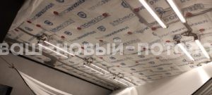 натяжной потолок со световыми линиями