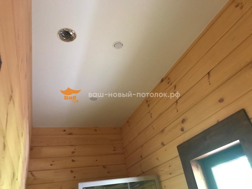 натяжной потолок в деревянном доме
