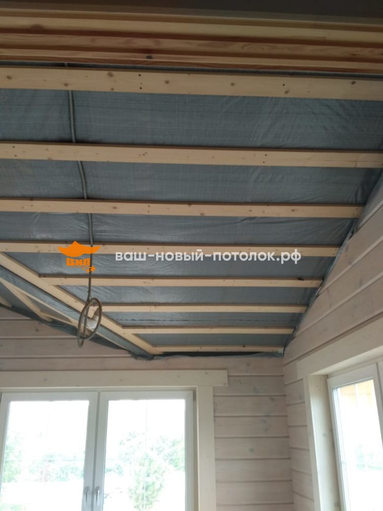 Натяжной потолок в деревянном доме