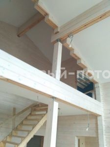 Натяжной потолок в деревянном доме, скошенный потолок