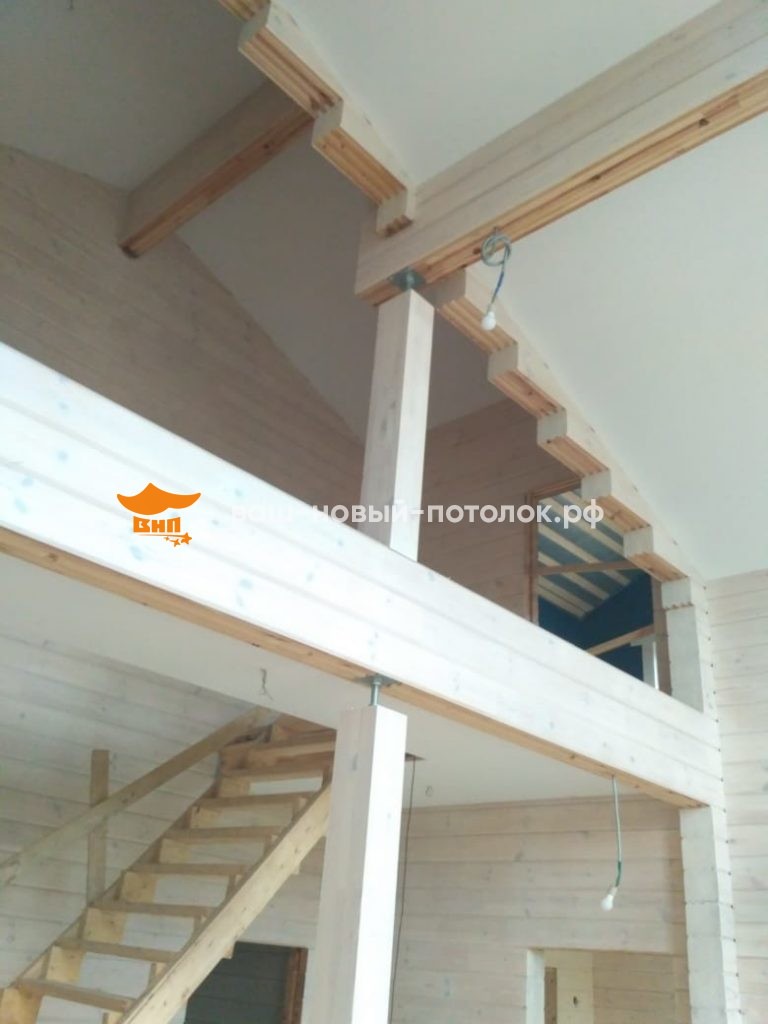 Натяжной потолок в деревянном доме, скошенный потолок