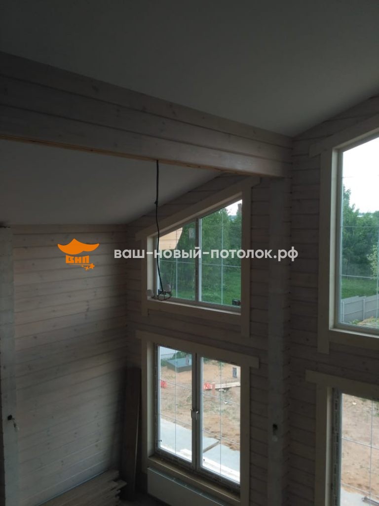 Натяжной потолок в деревянном доме, мансарда