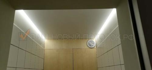 Парящий потолок с еврокрабом в туалете