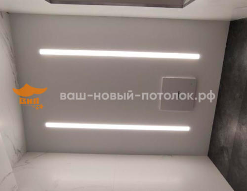 Натяжной потолок со световыми линиями FLEXY в ванной