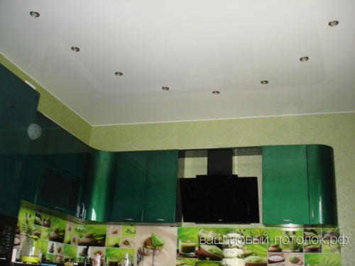 Глянцевый белый натяжной потолок, встроенные светильники