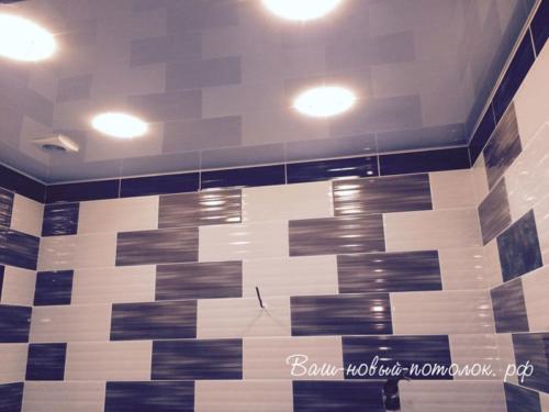 Глянцевый натяжной потолок в ванной