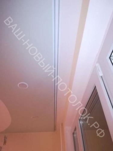 Спайка полотен разных цветов, скрытый карниз