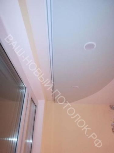 Спайка полотен разных цветов, скрытый карниз