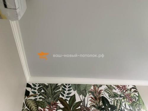 Бесщелевые натяжные потолки в сочетании с гипсокартоном и широкими молдингами под покраску.