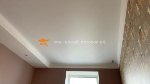 Бесщелевые натяжные потолки в сочетании с гипсокартоном и широкими молдингами под покраску.