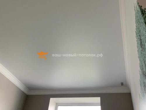 Бесщелевые натяжные потолки в сочетании с гипсокартоном и широкими молдингами под покраску.