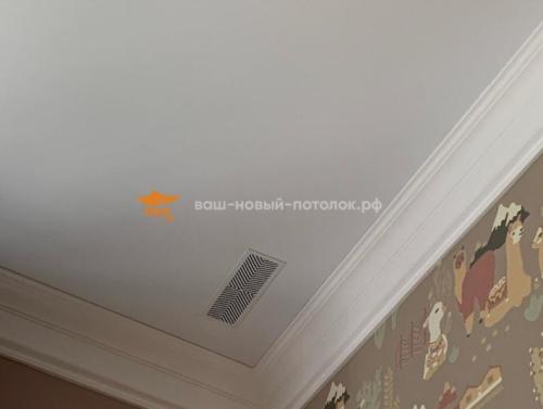 Бесщелевые натяжные потолки в сочетании с гипсокартоном и широкими молдингами под покраску.
