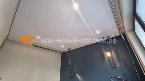 Спальня с теневым профилем. Встроенный электрокарниз