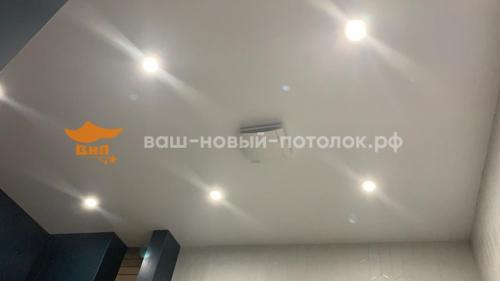 Бесщелевой натяжной потолок в санузле