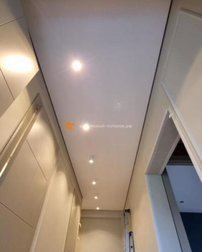 Теневой профиль. Коридор с точечным освещением.