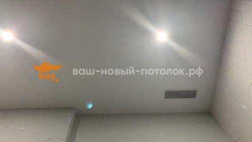 Бесщелевой натяжной потолок в санузле