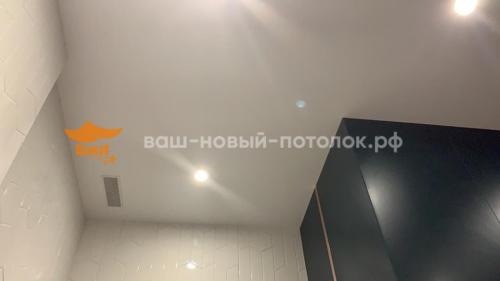 Бесщелевой натяжной потолок в санузле