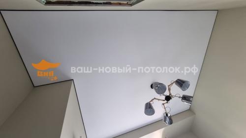 Спальня с теневым профилем. Встроенный электрокарниз