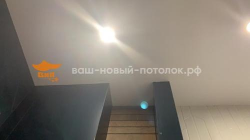 Бесщелевой натяжной потолок в санузле