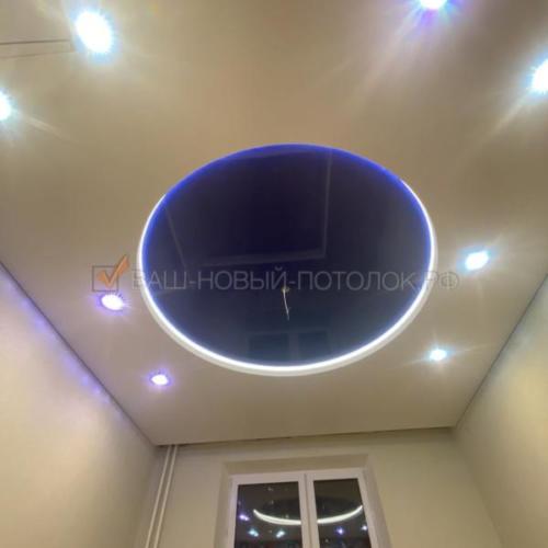 Двухуровневая конструкция с подсветкой, теневой профиль, скрытая ниша под шторы