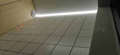 Парящий потолок с еврокрабом в туалете