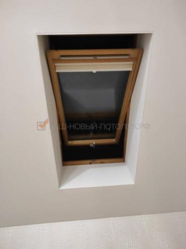 Тканевый натяжной потолок в мансардной комнате