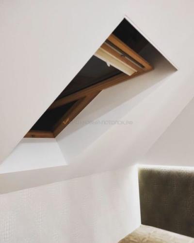 Тканевый натяжной потолок Descor в мансарде, с мансардными окнами