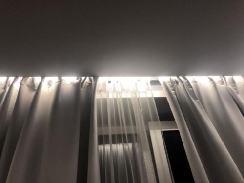 Тканевый натяжной потолок, ниша под штору с подсветкой