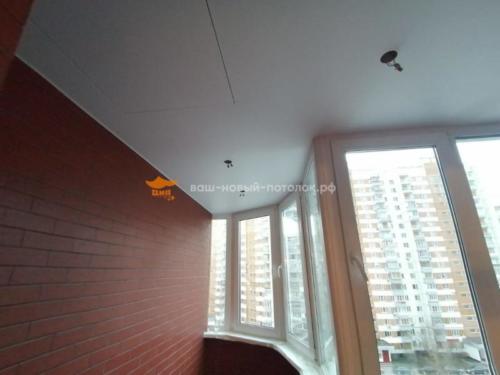 Натяжной потолок с люком на балконе