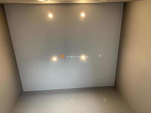 Натяжной потолок со вставкой