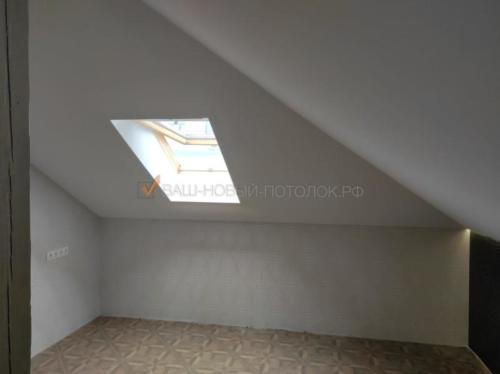 Наклонный потолок в мансардной комнате