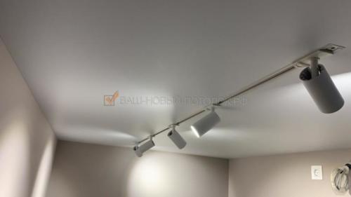 Бесщелевой потолок с трековыми светильниками