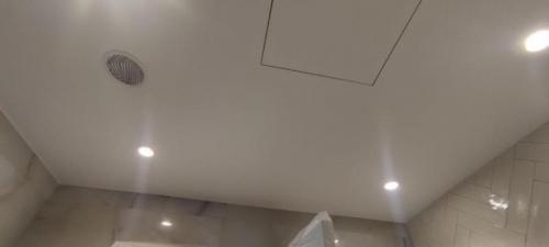 Люк в натяжном потолке