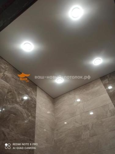 Теневой потолок со светильниками в ванной