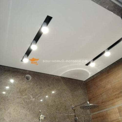 Теневой натяжной потолок в ванной, ниша LumFer со стационарными светильниками