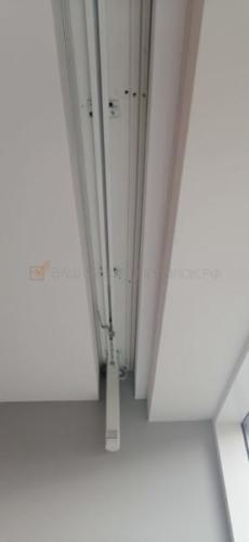 Электрокарниз встроенный в нишу для штор, тканевое полотно