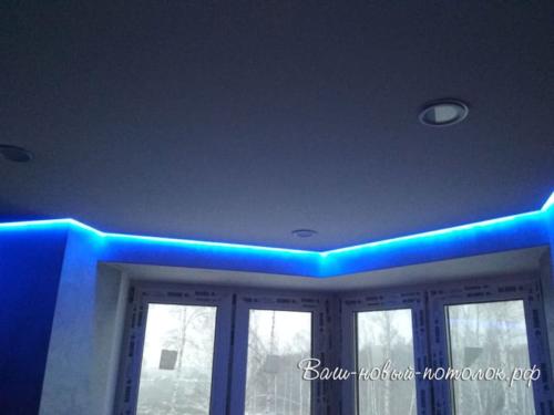 Белый тканевый натяжной потолок Descor в комнате