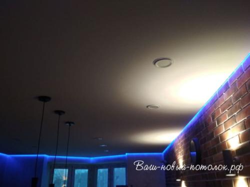 Белый тканевый натяжной потолок со светильниками