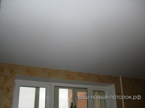 Натяжной потолок Descor ALUPIGMENT белый в комнате