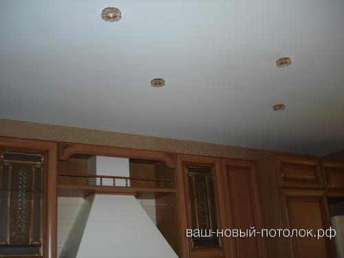 Тканевый бесшовный натяжной потолок Descor белый на кухне