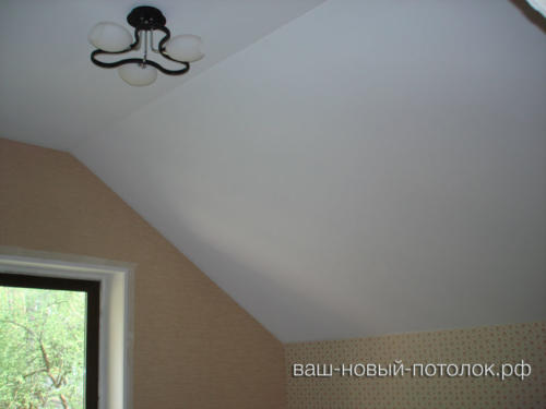 Тканевый натяжной потолок в мансардной комнате