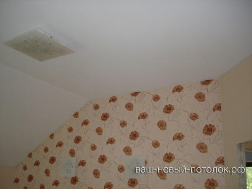Натяжной потолок в мансардной комнате. Стоимость 17500р