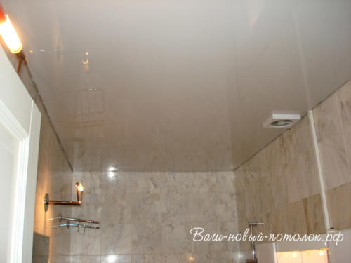 Глянцевый бежевый натяжной потолок 8м2. Стоимость 5600р