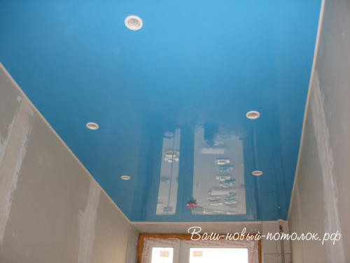 Голубое глянцевое ПВХ полотно, 9м2. Стоимость 7800р