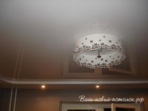 Глянцевый потолок со светильниками, 18м2.