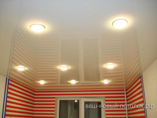 Глянцевый натяжной потолок ПВХ со светильниками